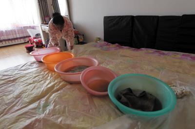 石门楼上漏水，住户失联，小区没物管，业主维权难！律师来支招……